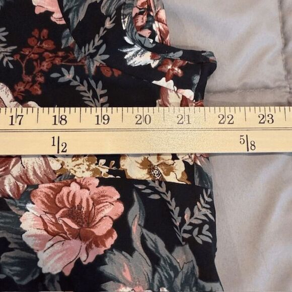 Halogen Black Rose Print V-neck and Back Blouse Cap Sleeve Flowy Size Large - Picture 7 of 9